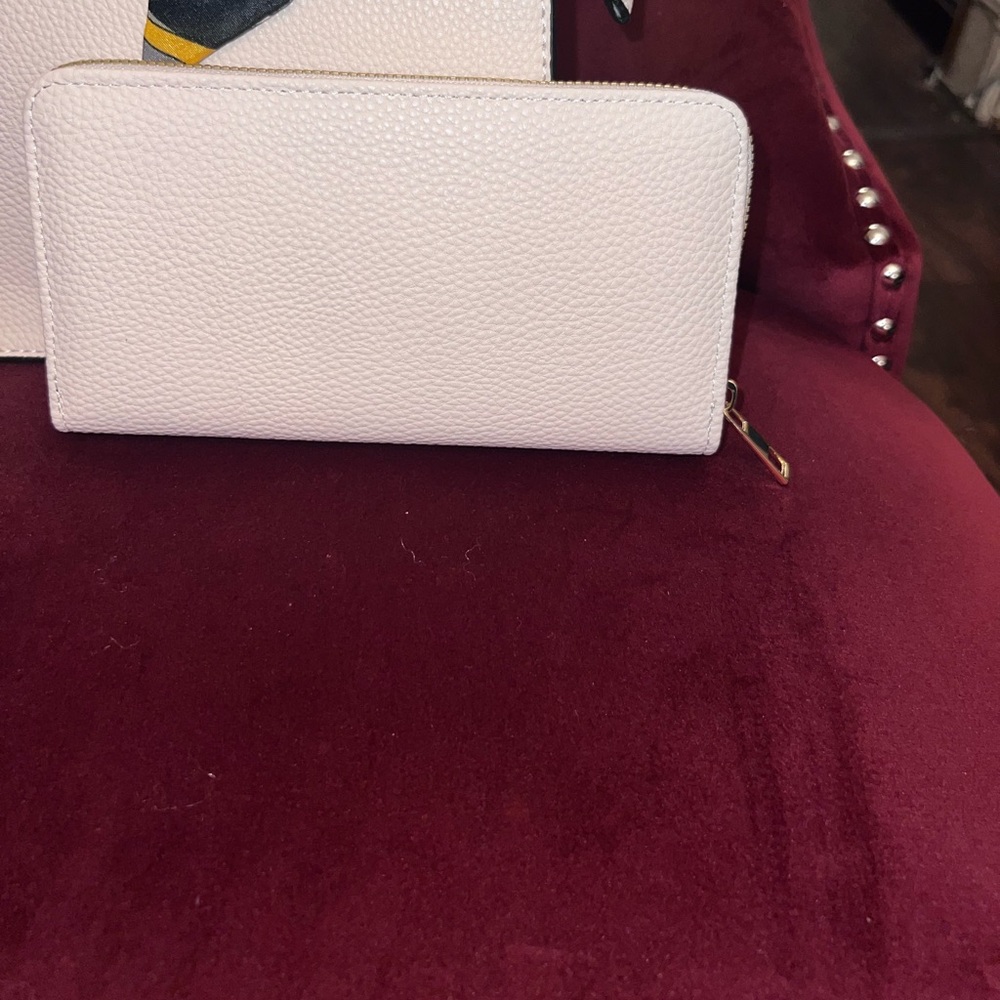 Zippy Wallet, NWOT EXCELLENT CONDITION, matching handbag sold separately